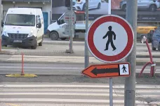 V Brně začala další dopravní omezení. Řidiči na Dornychu musí jet přes koleje, chodcům se zavře přechod