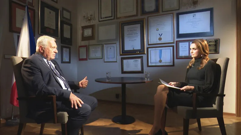 Václav Klaus během rozhovoru s Danielou Písařovicovou