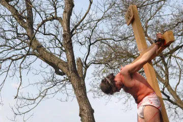 Ježíš zemřel, svět se zahalil do smutku, ticha a rozjímání