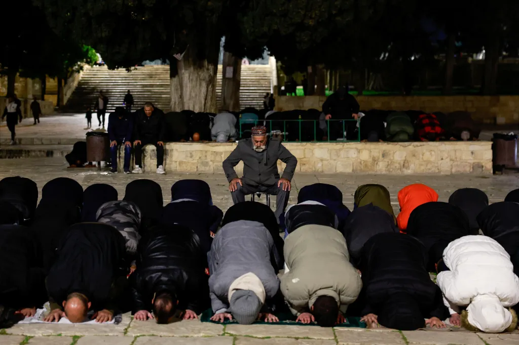 Ramadán je obecně nazýván měsícem radosti a má být obdobím, kdy se věřící navštěvují a upevňují svoji sounáležitost účastí na nepovinných modlitbách