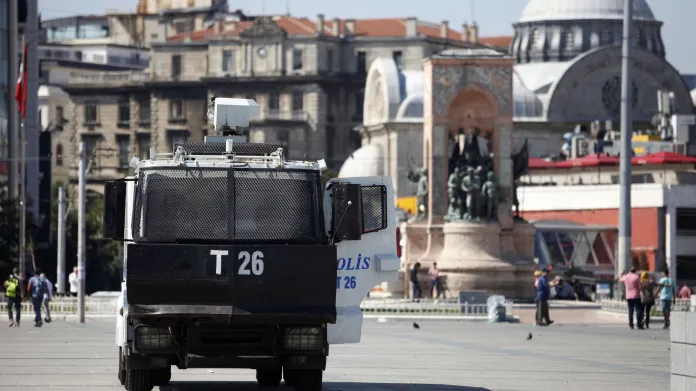 Policejní vozidlo na istanbulském náměstí Taksim
