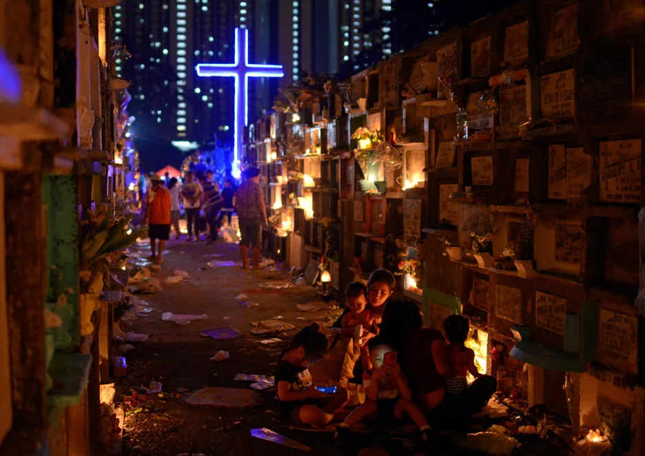 Filipínské rodiny navštěvují hroby svých zemřelých příbuzných během Dne svatých na veřejném hřbitově ve městě Makati