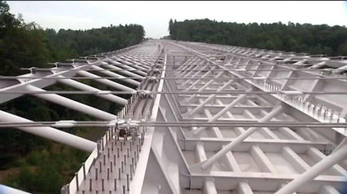 Dělníci po měsících propojili mostní konstrukci na silnici do Opavy.