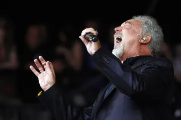Tygr z Walesu slaví 80. narozeniny. Zpěvák Tom Jones se nezalekl svého věku 