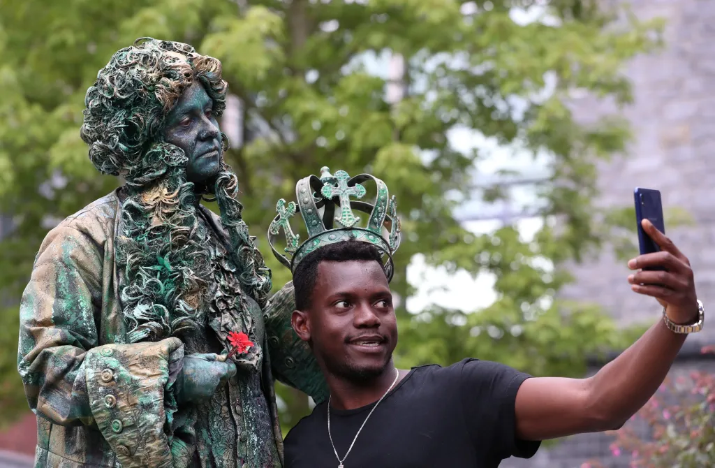 Selfie si vytvořil muž s královskou korunou