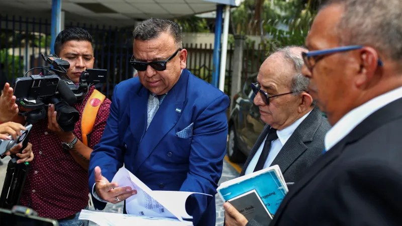 Právníci při podávání návrhu na habeas corpus na obranu venezuelských občanů deportovaných z USA do El Salvadoru