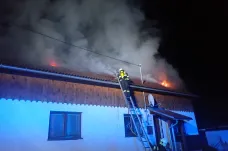 Při likvidaci požáru domu na Zlínsku propadl hasič stropem, je v nemocnici
