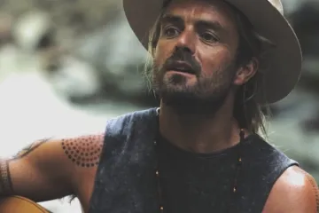 „Austrálie také zažila holocaust.“ V Praze vystoupil hudebník a aktivista Xavier Rudd