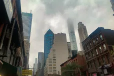 Bouře Isaias míří k Washingtonu a New Yorku, na Manhattanu vyrostly protipovodňové zábrany