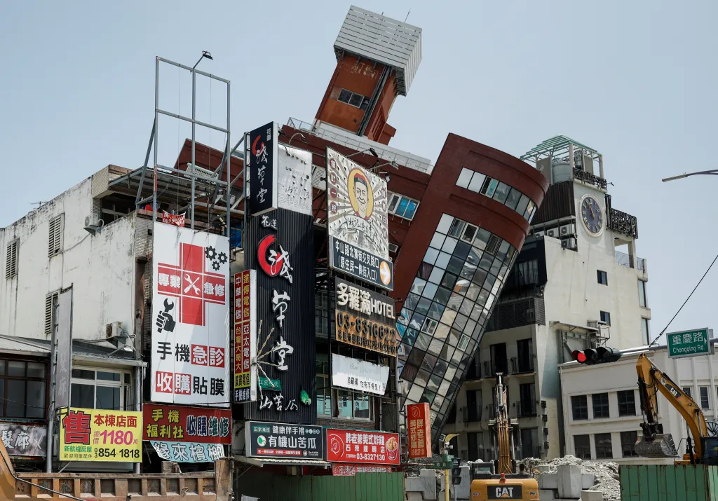 Po zemětřesení se ve městě Chua-lien nebezpečně nahnula budova