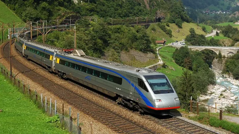 Italský vlak, jehož vůz by mohl nahradit poškozenou část českého pendolina