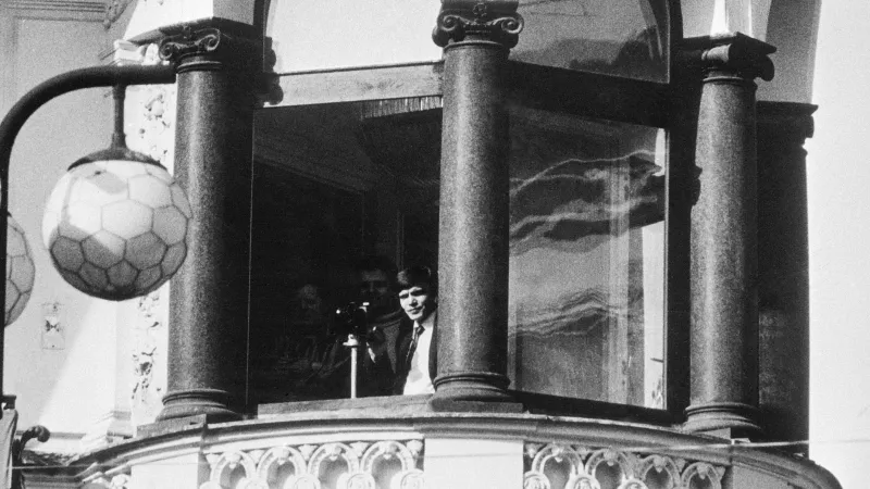 Příslušníci StB sledují a fotografují účastníky demonstrace