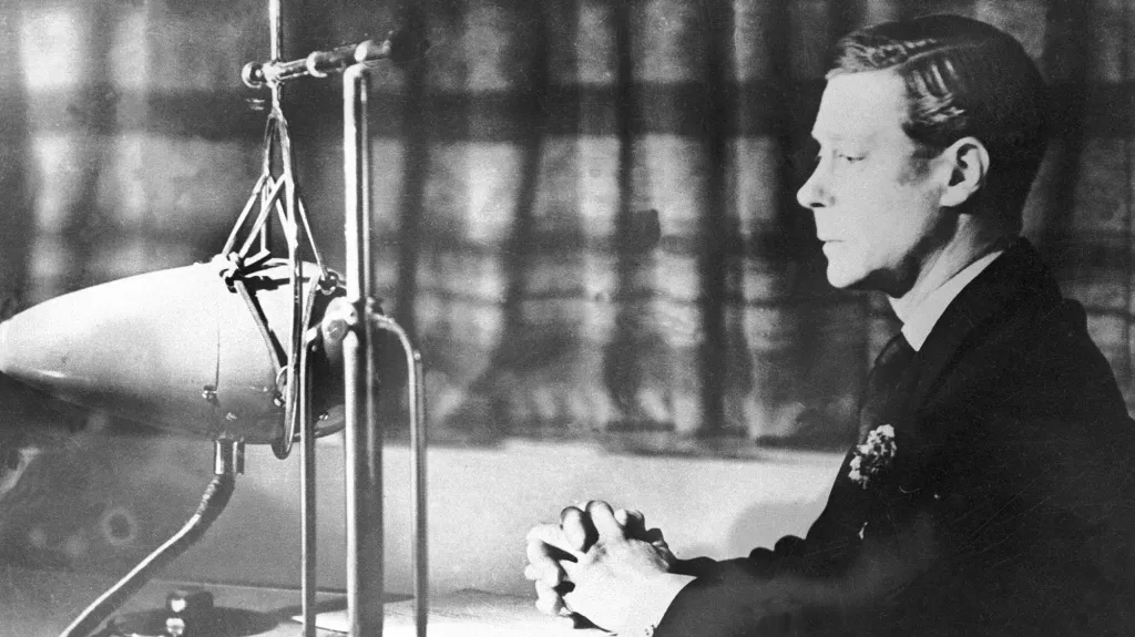 Král Eduard VIII. oznamuje svou rezignaci