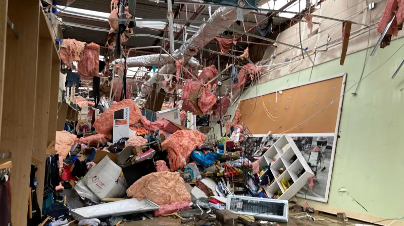 Interiér obchodu poničeného tornádem v Arkansasu