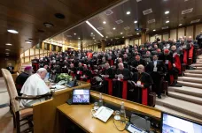 Papež s kardinály řešil velké církevní reformy. Pokračuje i v obměně sboru