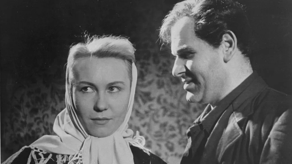 Vítězslav Vejražka a jeho manželka Jarmila Krulišová ve hře Anna proletářka v Národním divadle (1951)