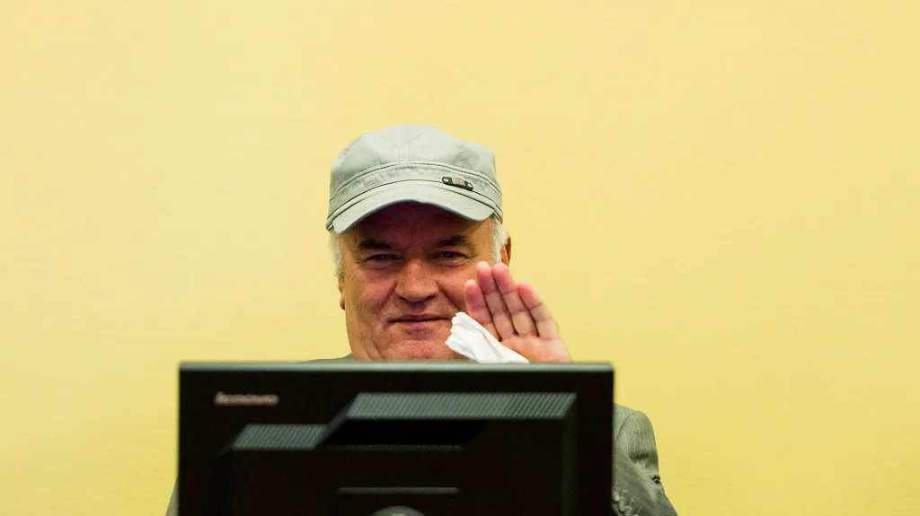 Ratko Mladić před tribunálem v Haagu