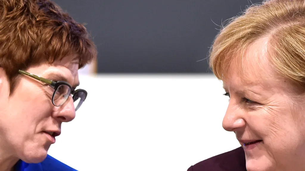 Annegret Krampová-Karrenbauerová a Angela Merkelová