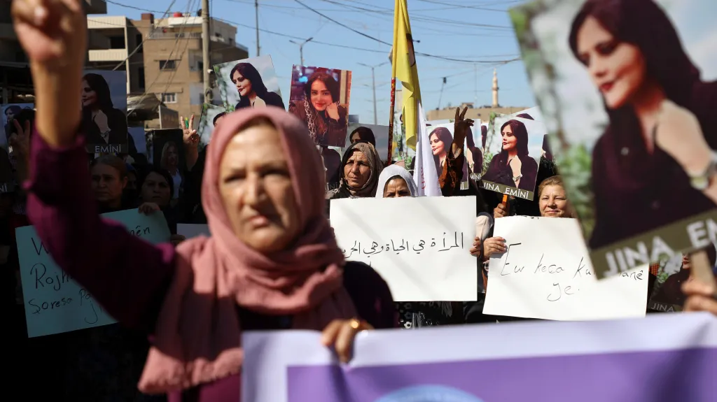 Ženy protestují také v Kurdy ovládaném syrském městě Kámišlí