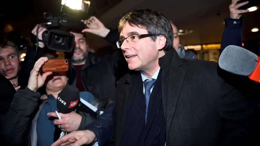 Puigdemont na kodaňském letišti