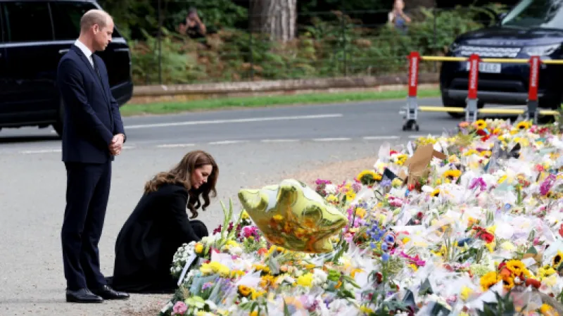 Princ a princezna z Walesu si prohlíží květinové dary na uctění památky zesnulé královny Alžběty II. Zdroj: ČTK/AP/Matrix/MediaPunch