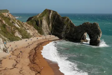Britové na procházce. Jurassic Coast zaplavili přírodychtiví turisté