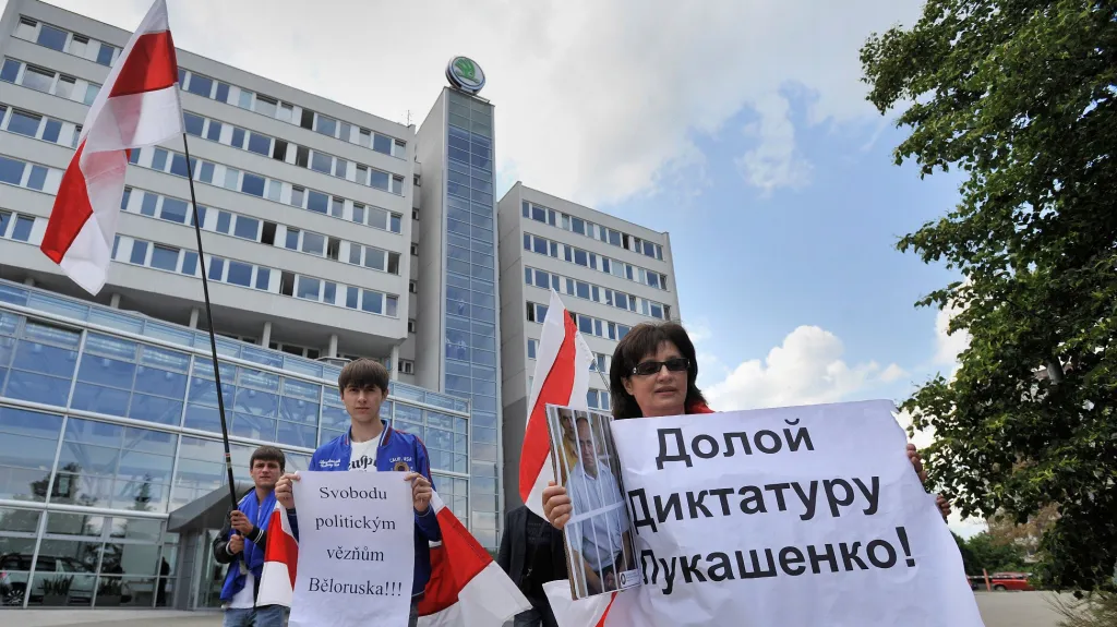 Běloruští demonstranti před budovou Škody auto