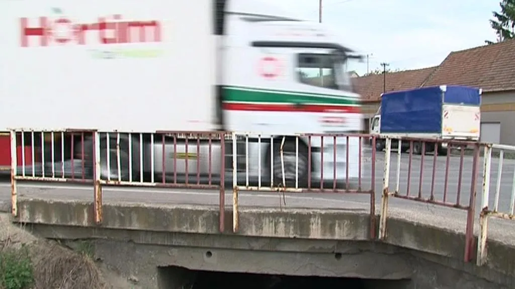 Přetížený most v Nesovicích