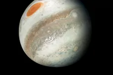 Jupiter funguje záhadně, ukazují nové snímky. Rudá skvrna je hlubší, než experti předpokládali