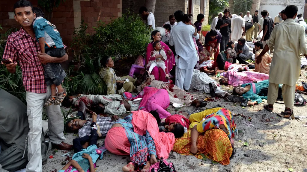 Sebevražedný útok na kostel v Pákistánu