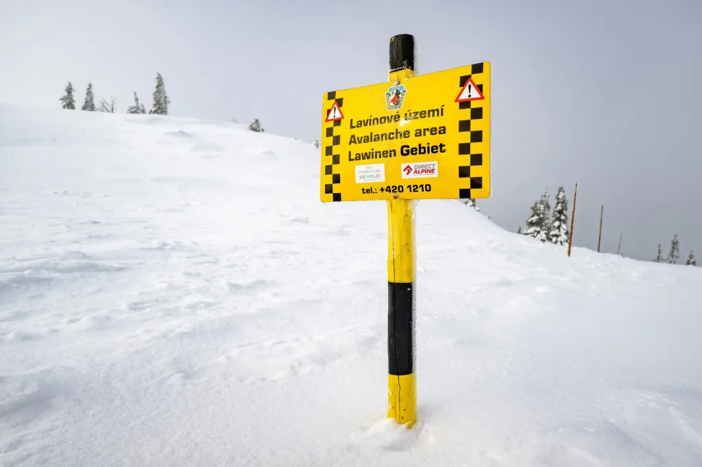 Na hřebenech Krkonoš je 80 až 150 centimetrů sněhu, více ho je na závětrných svazích a žlabech. Uvolnění laviny je podle horské služby možné hlavně při velkém dodatečném zatížení, zejména na strmých svazích většinou uvedených v lavinové předpovědi