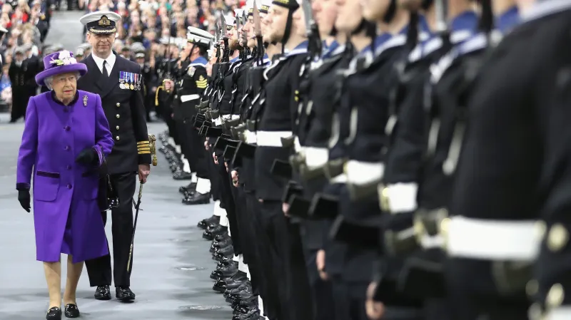 Královna uvedla do služby HMS Queen Elisabeth