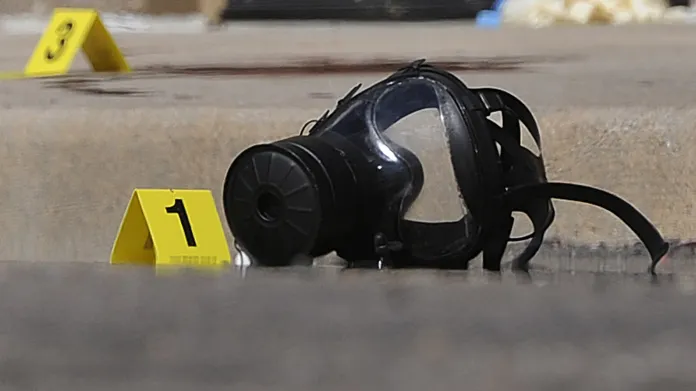 Plynová maska útočníka z Denveru