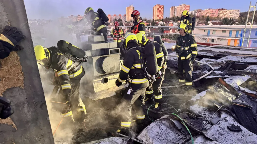 Zásah na střeše radnice Prahy 15 (8. dubna 2026)