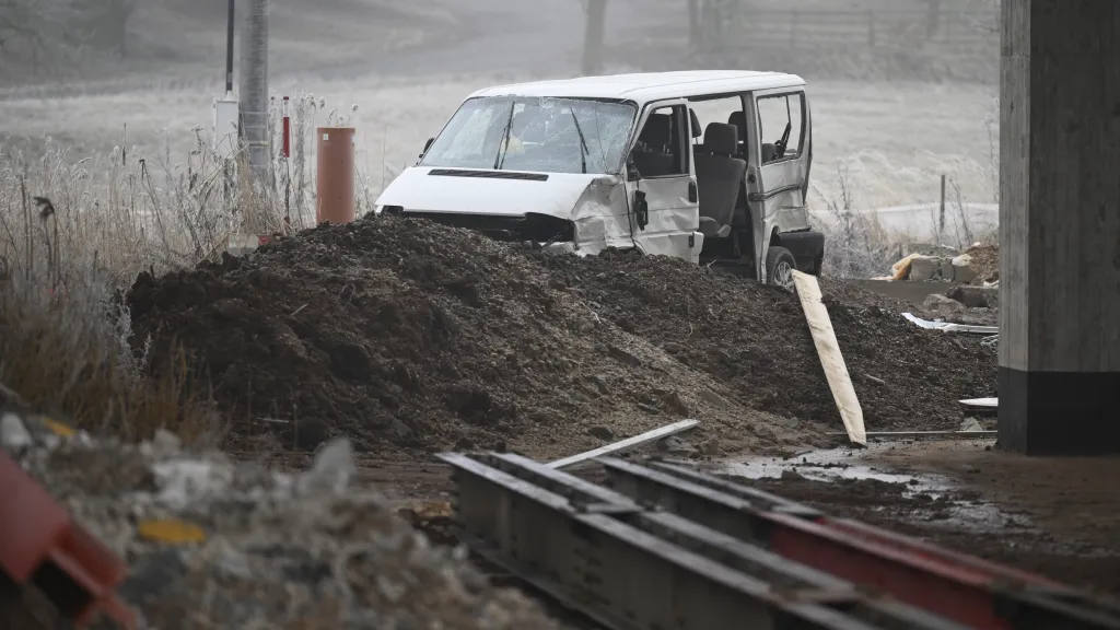 Dodávka spadlá z mostu u Krupé