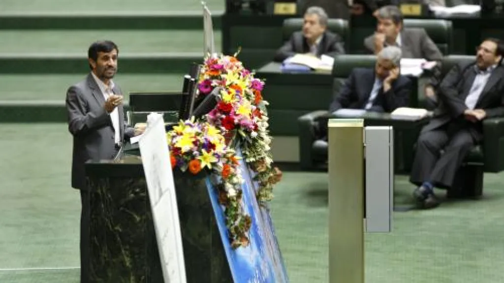 Mahmúd Ahmadínežád v parlamentu