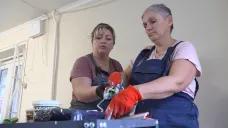 Zaučující se důchodkyně na Ukrajině