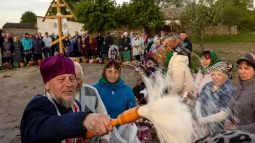 Žehnání věřícím během velikonoční bohoslužby v obci Krasne v Černihivské oblasti