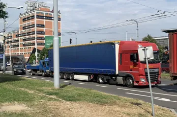 Při průjezdu Zlínem se řidiči zdrží desítky minut. Začala oprava třídy Tomáše Bati