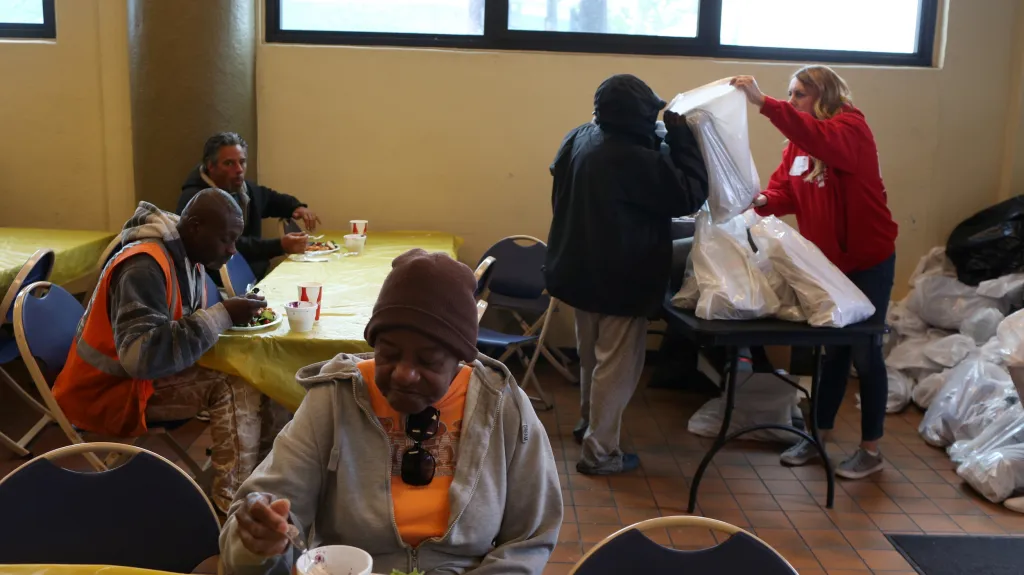 Útulek v Los Angeles vydává obědy pro bezdomovce a chudé rodiny