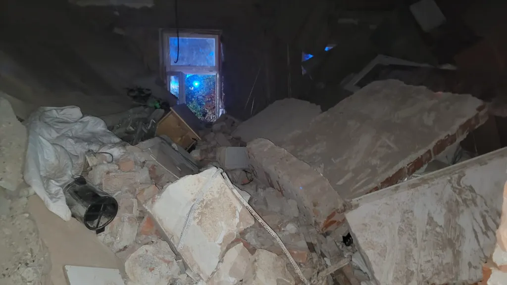 V Čeladné se zřejmě propadl strop hotelu