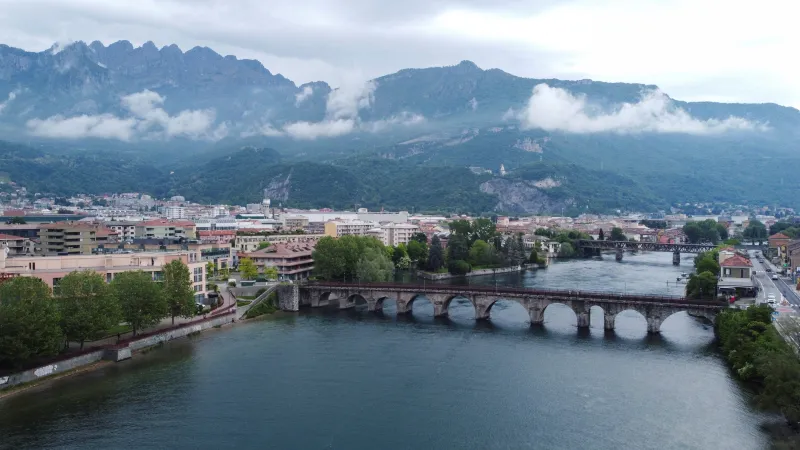 Pohled na most Azzoneho Viscontiho v Leccu, který inspiroval da Vinciho pro krajinu na obrazu Mona Lisa