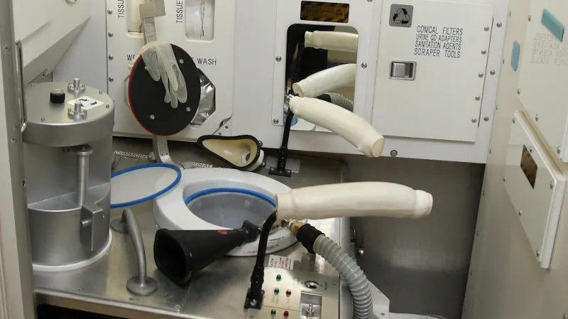 Jeden z modelů vesmírného záchodu