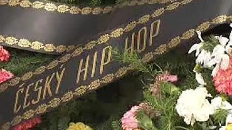 Pohřební věnec na podporu Radia Wave