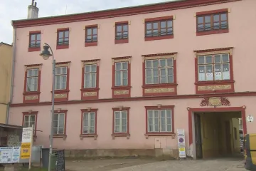 Do staré továrny v Dačicích se nastěhují uprchlíci z Ukrajiny. Město v ní nechalo vytvořit byty