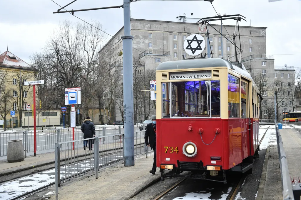 V polském hlavním městě vyjela do ulic historická tramvaj označená Davidovou hvězdou