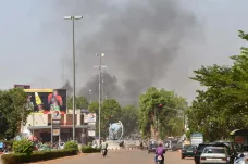 V hlavním městě Burkina Fasa napadli ozbrojenci armádní centrum a francouzskou ambasádu