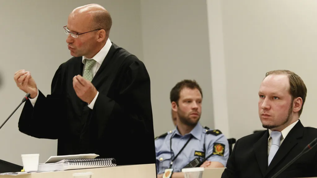 Obhájce Geir Lippestad a obžalovaný Anders Breivik