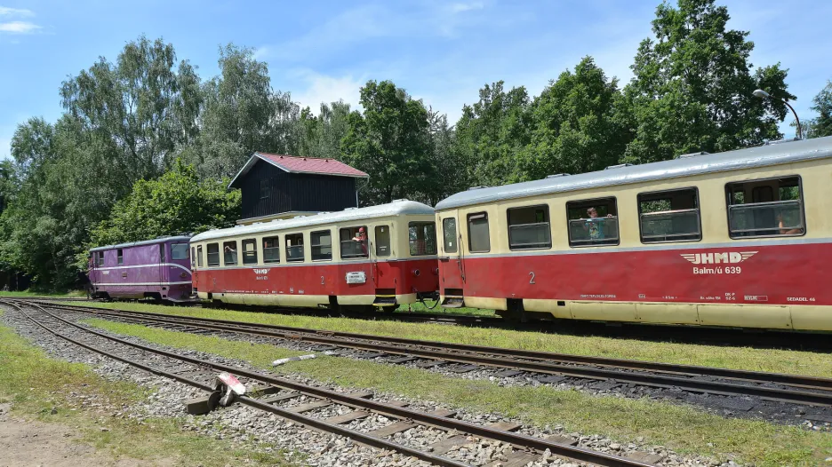 Na snímku je vlak ve stanici Kunžak-Lomy. Od října bude nádraží v pracovní dny mrtvé.