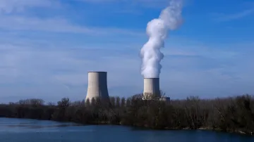 Chladicí věže francouzské jaderné elektrárny Golfech u řeky Garonny (únor 2025)